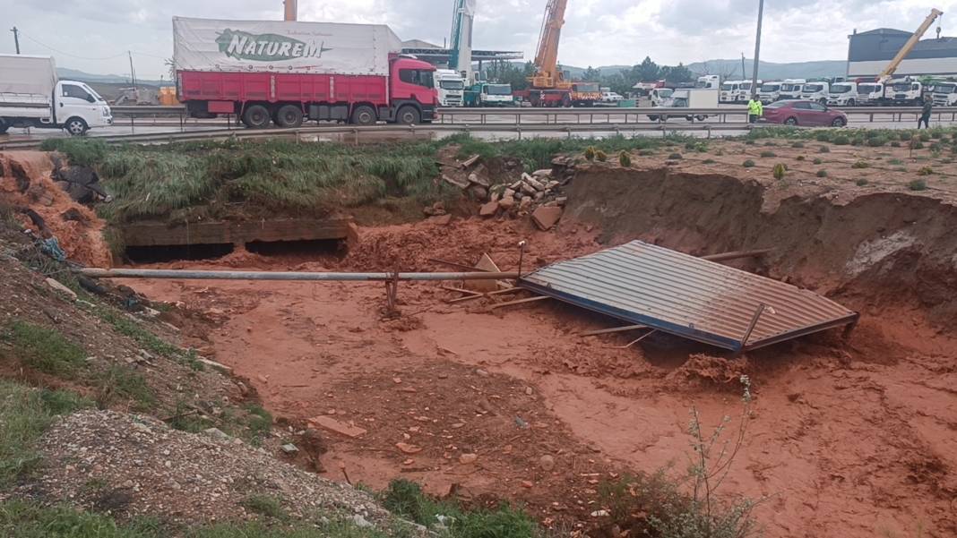 Sağanak bir ilimizde hayatı felç etti! Evleri su bastı, tren seferleri durdu 2